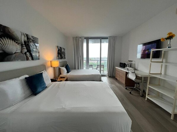 1 bedroom, desk, iron/ironing board, travel crib - Hallandale Beach Studio 2 Queen Beds w/Beach Service (Hallandale Beach)
