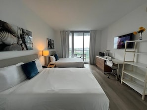 1 chambre, bureau, fer et planche à repasser, lit parapluie