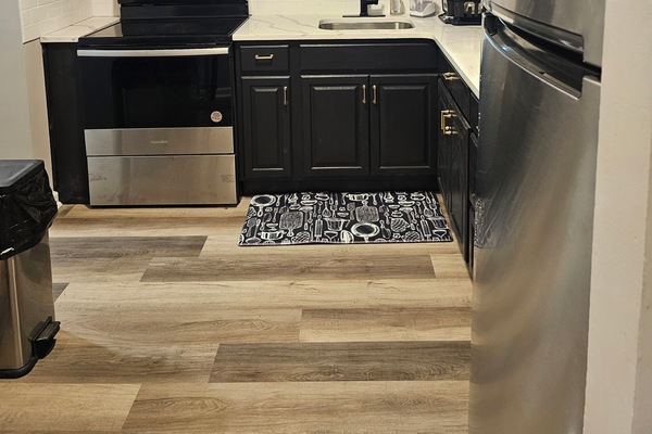 Kylskåp, mikrovågsugn, ugn och spishäll