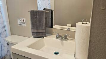 Secador de pelo, toallas, jabón, shampoo