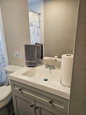 Sèche-cheveux, serviettes fournies, savon, shampoing