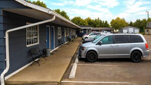 Parking - Dew Drop Inn Motel by OYO Miller SD (Miller)
