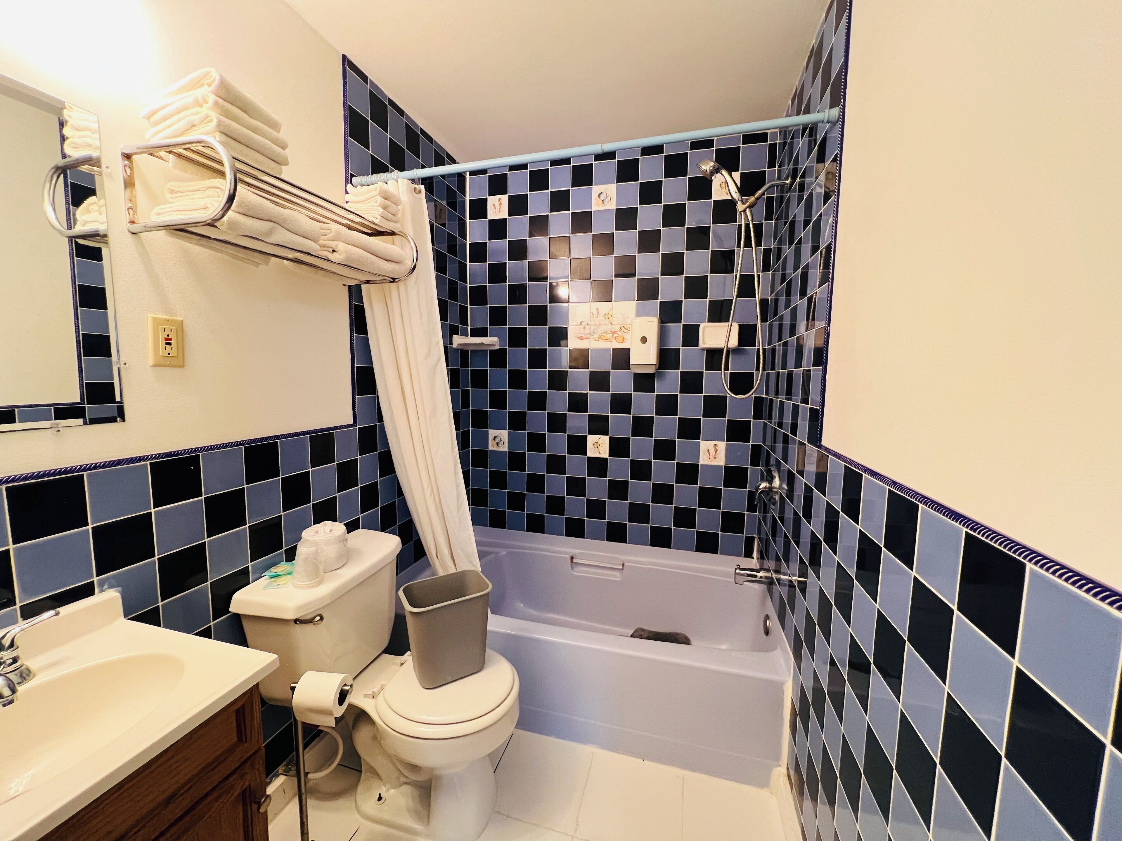 1 Queen Bed & 1 Full Bed Non-Smoking | Bathroom | Free toiletries, hair dryer, towels