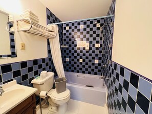 1 Queen Bed & 1 Full Bed Non-Smoking | Bathroom - Dew Drop Inn Motel by OYO Miller SD (Miller)