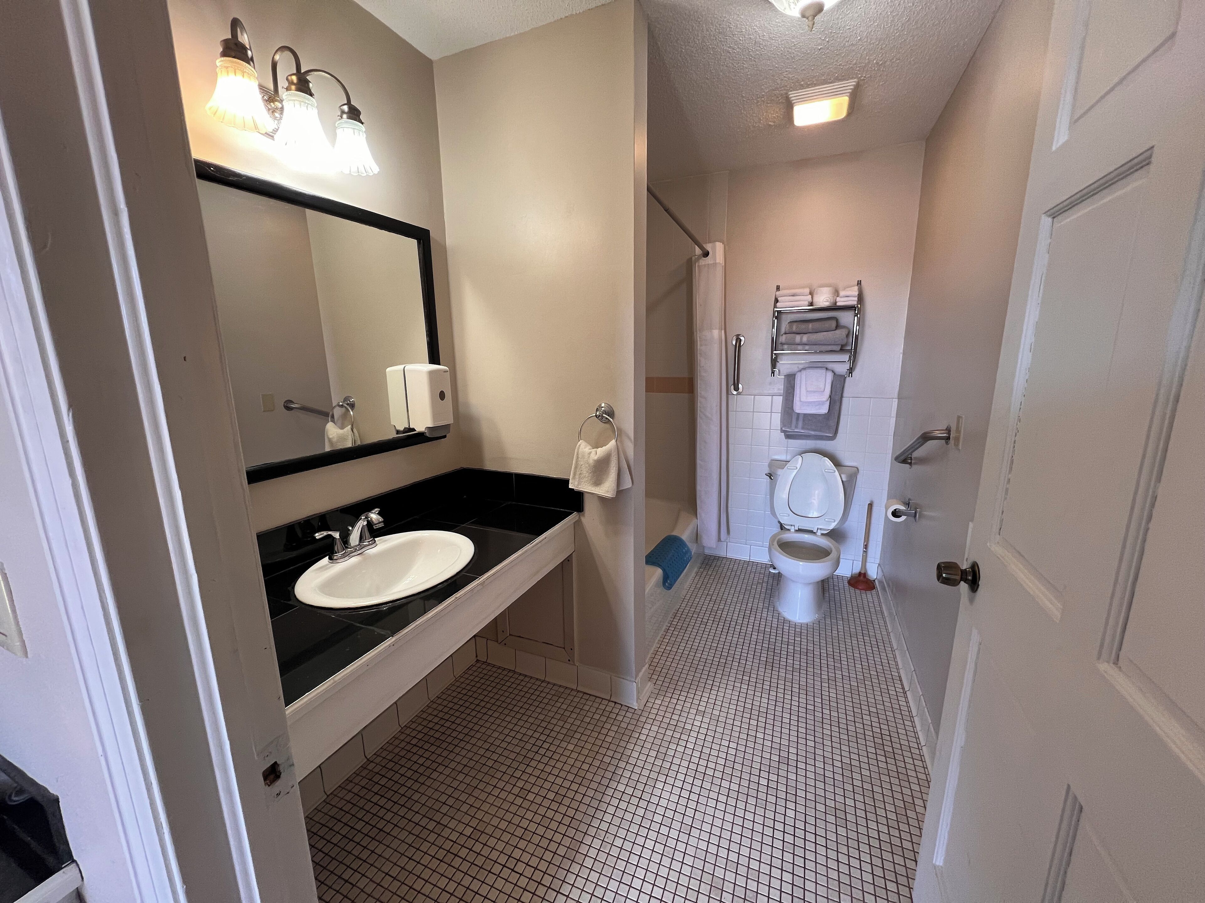 Habitación, 2 camas Queen size, para no fumadores | Baño | Amenidades de baño gratuitas, secadora de cabello, toallas 