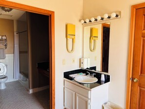 Suite, 2 Katil Ratu (Queen), Non Smoking | Bilik Mandi | Kelengkapan dandanan diri percuma, pengering rambut, tuala disediakan