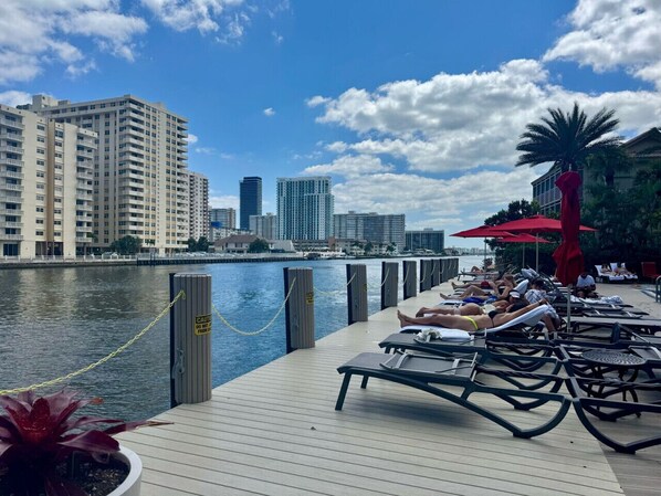 Property grounds - Beach Studio w/Amazing Views Pool and Beach (Hallandale Beach)