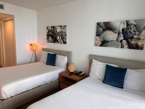 Desk, iron/ironing board, WiFi, bed sheets - Miami Hotel Studio Room w/Beach Service and Pool (Hallandale Beach)