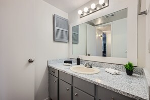 Secador de pelo y toallas