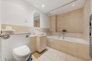 Haartrockner, Handtücher, Seife, Toilettenpapier