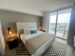 Escritorio, tabla de planchar con plancha, wifi y ropa de cama