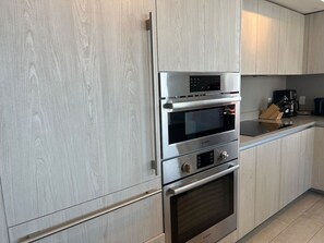 冷蔵庫、コーヒー / ティーメーカー