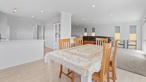 Un appartement moderne comprenant un coin repas, une cuisine et un espace de vie.