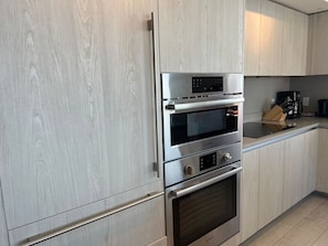 Kühlschrank, Wasserkocher mit Kaffee-/Teezubehör