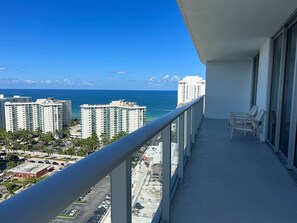 Property grounds - Spacious Family Home with Pool & Beach 2b/2b (Hollywood)