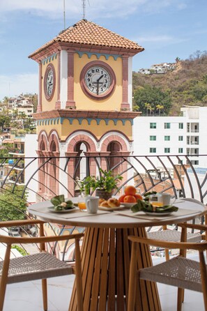Outdoor dining - Casa Creciente: Luxury Romantic Zone Condo with Rooftop Pool & Views (Puerto Vallarta)