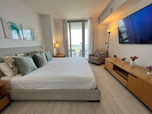 1 bedroom, desk, iron/ironing board, WiFi - 1B/1B Beach Apt w/Kitchen and Amazing Views (Hallandale Beach)