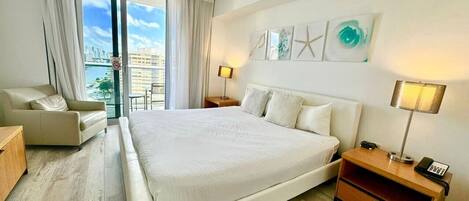 1 chambre, bureau, fer et planche à repasser, lit parapluie