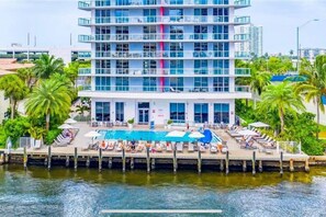Exterior - Canal Pool Views, Premium Beach Service, Kitchen and 1B/1B (Hallandale Beach)