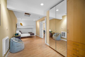 2 bedrooms, iron/ironing board, Internet, bed sheets