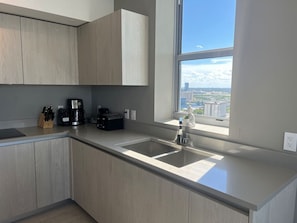 Fridge, coffee/tea maker