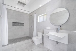 シャワー、ジェットバス、ヘアドライヤー、タオル