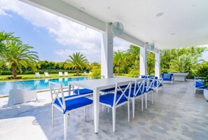 屋外ダイニングエリア