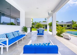 屋外ダイニングエリア