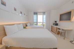 1 bedroom, desk, iron/ironing board, WiFi - Pool, Beach & Gym Studio in Hallandale (Hallandale Beach)