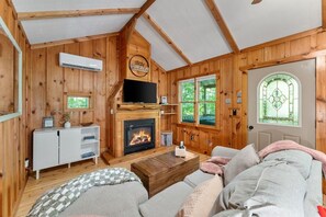 TV, fireplace - Up Country, Creekside/Hot Tub (Dahlonega)