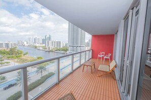Property grounds - Charming 2BR with Beach Service, Pool Over the Canal & Hotel Perks (Hallandale Beach)