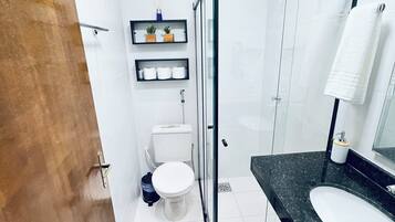 Haartrockner, Handtücher, Seife, Toilettenpapier