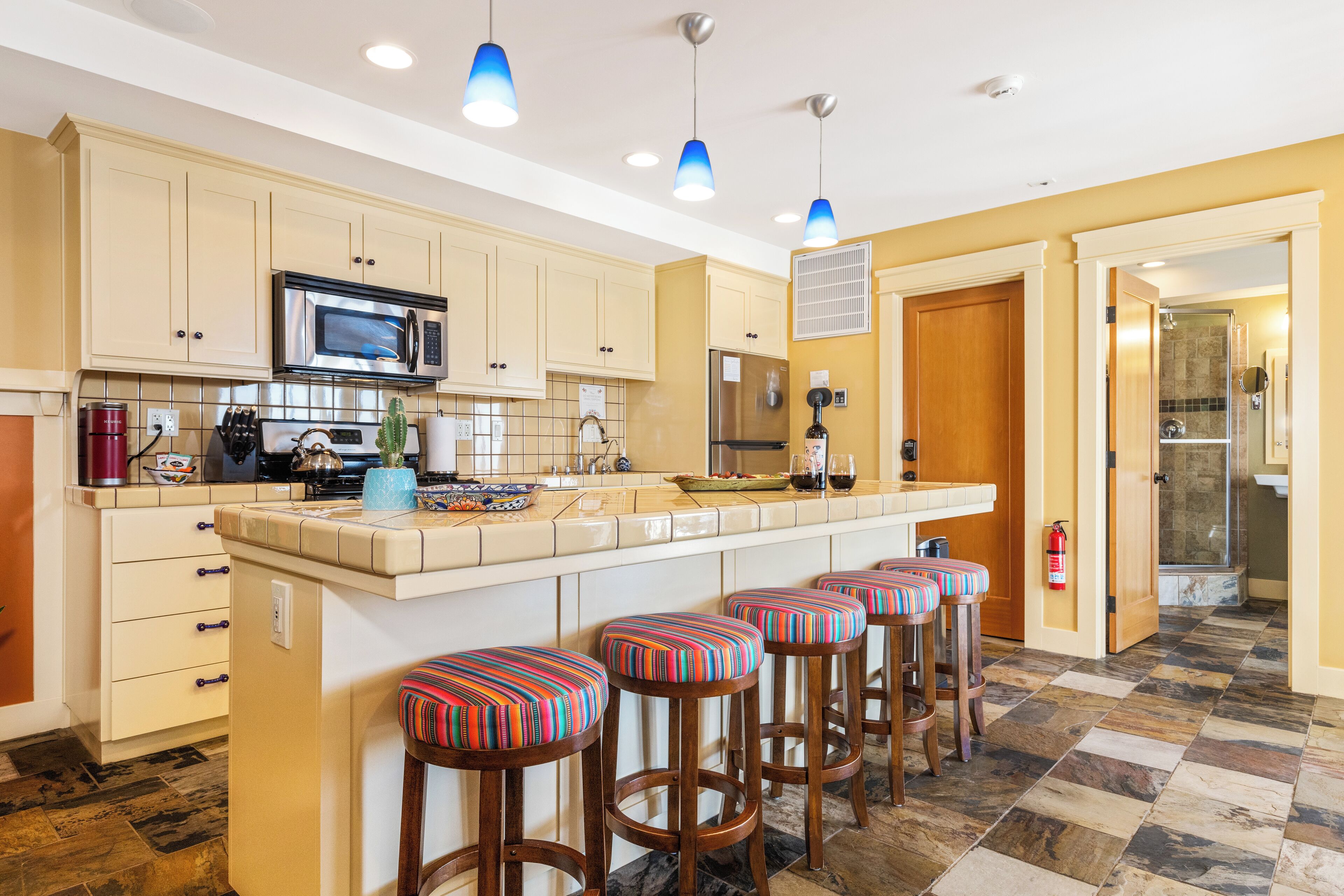 Jääkaappi, mikroaaltouuni, uuni, liesi