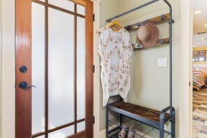1 dormitorio, tabla de planchar con plancha, wifi y ropa de cama