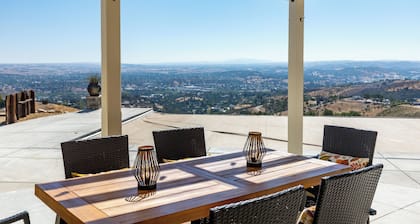 Oaxaca en Los Robles - Views, King bed, EV charger, 5 min to Downtown