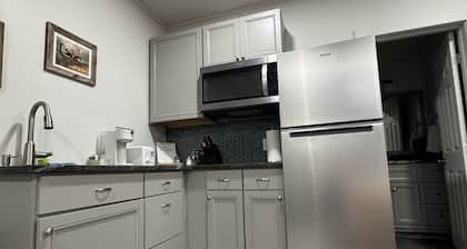 Charming Studio Apartment - Cozy & Convenient!