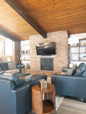 Smart-tv, een dvd-speler en boeken