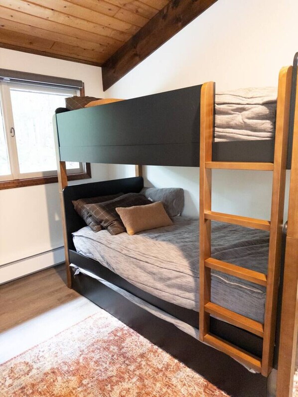 4 habitaciones, tabla de planchar con plancha y cuna de viaje 