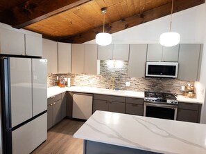 Een koelkast, een microgolfoven, een oven, een kookplaat