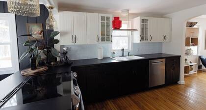 Charming & Cozy 2-Bedroom Retreat Near Lake Minnetonka – Perfect family place