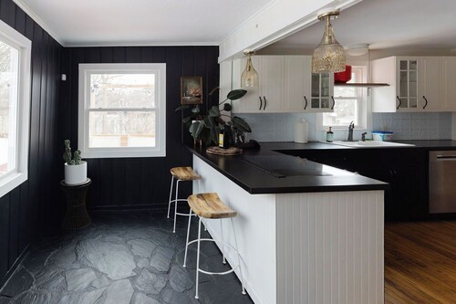 Charming & Cozy 2-Bedroom Retreat Near Lake Minnetonka – Perfect family place