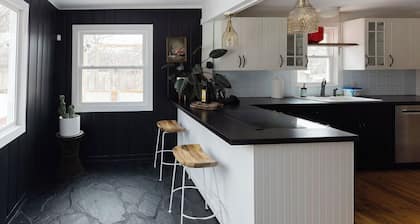 Charming & Cozy 2-Bedroom Retreat Near Lake Minnetonka – Perfect family place