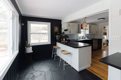 Charming & Cozy 2-Bedroom Retreat Near Lake Minnetonka – Perfect family place