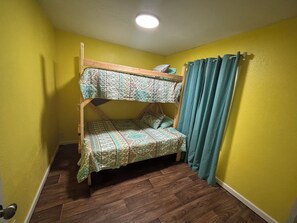 2 bedrooms, WiFi, bed sheets - House on the Bayou. Bring your boat and relax! (Bay St. Louis)