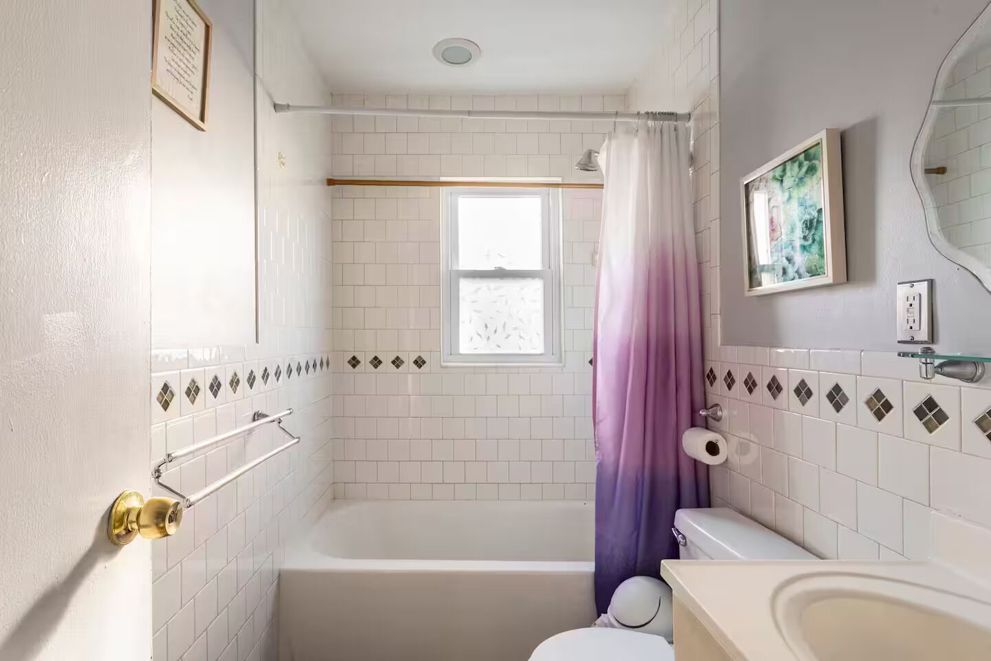 Une salle de bain avec une baignoire, des toilettes et un lavabo.