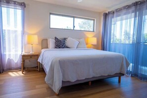 5 bedrooms, iron/ironing board, WiFi, bed sheets