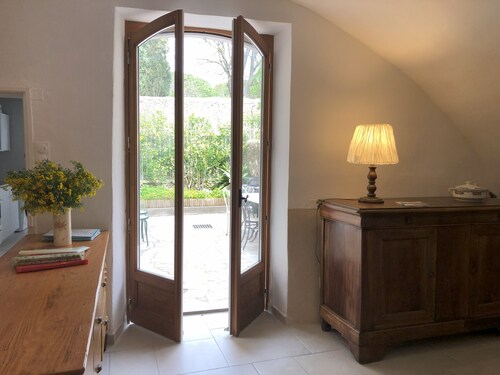 "la maison de Marie" maison de village XVIIème voutes de pierres cour + terrasse