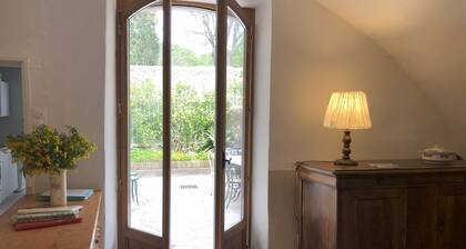 "la maison de Marie" maison de village XVIIĂšme voutes de pierres cour + terrasse