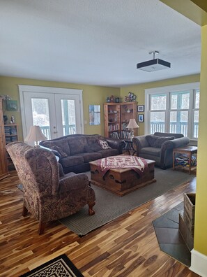 TV, fireplace, DVD player, books - Ski the day Hot tub and Fireplace at night (Cochrane)
