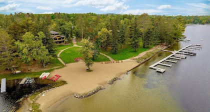 Lakefront Escape with Rustic Charm & Modern Comfort - Bear Cottage
